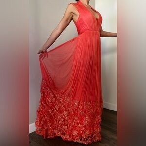 Catherine Deane Size 8 US has a stain on the right bust